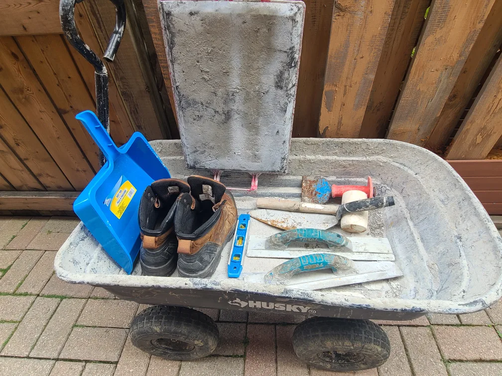 🇨🇦  Husky Wheelbarrow Construction boots size 12  & reno tools thumbnail