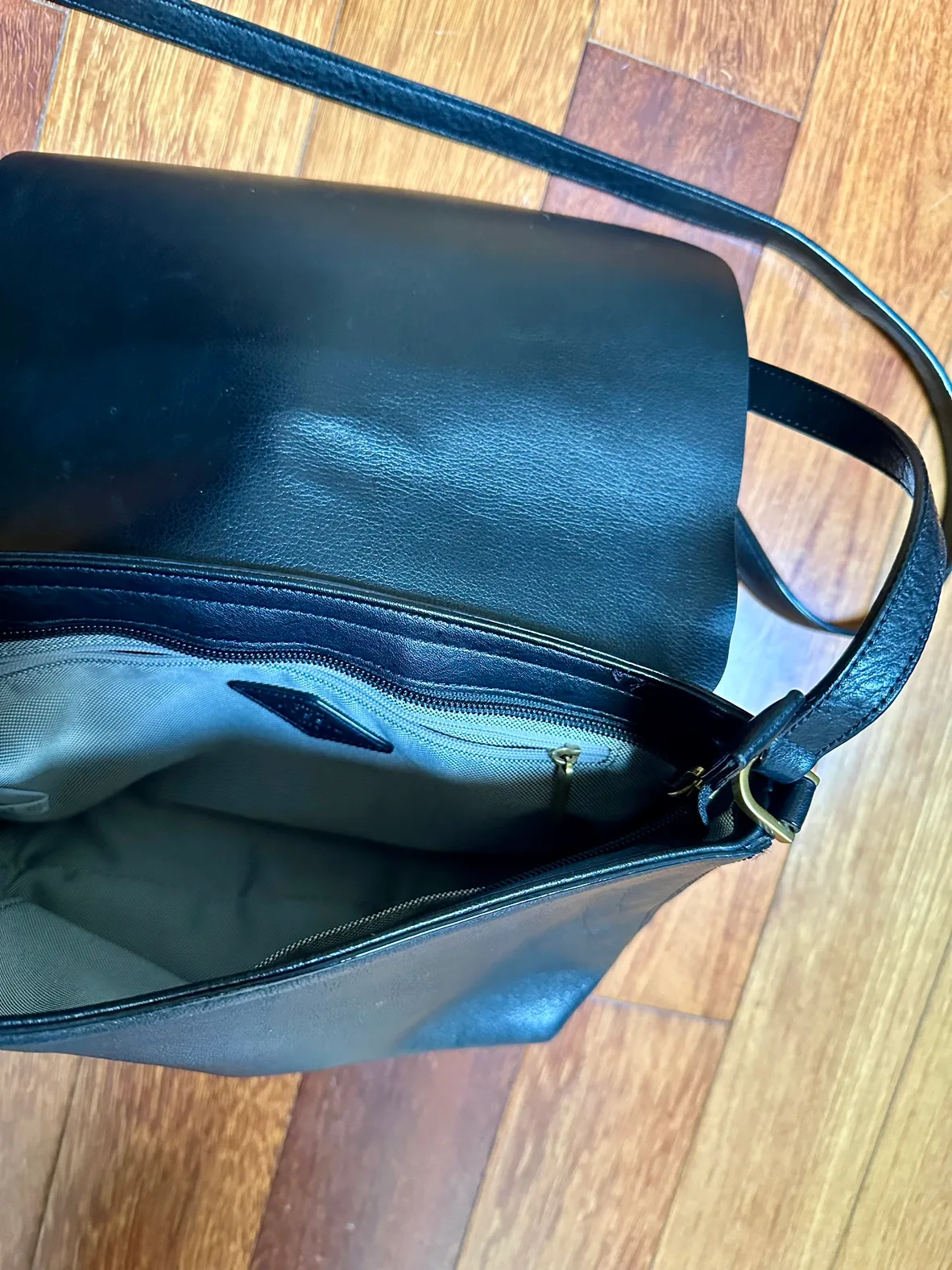 Fossil Black Leather Crossbody Bag image indicator(4)