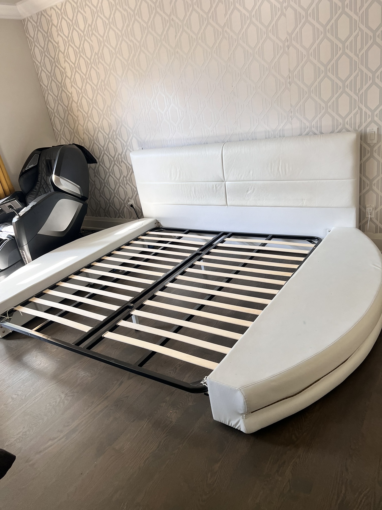 White leather Round King Bed Frame - photo 5