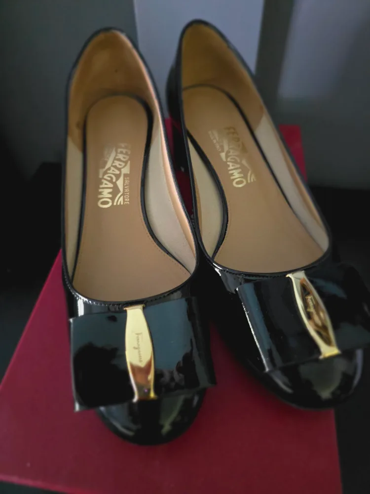 NEW Salvatore Ferragamo Black Patent Leather Pumps, Size 9 image indicator(7)