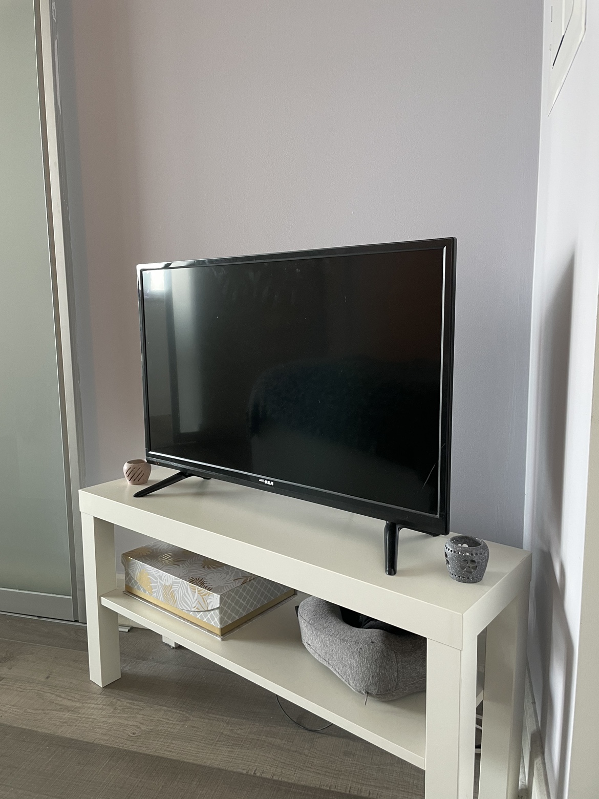 32” TV w/Free Stand