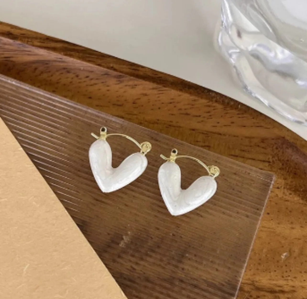 White Heart Hoop Earrings image indicator(2)