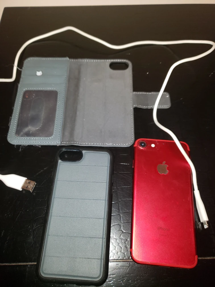 iPhone 7 broken not sure why it won't turn on. - photo 3
