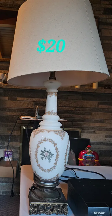 White and Gold Table Lamp image indicator(2)