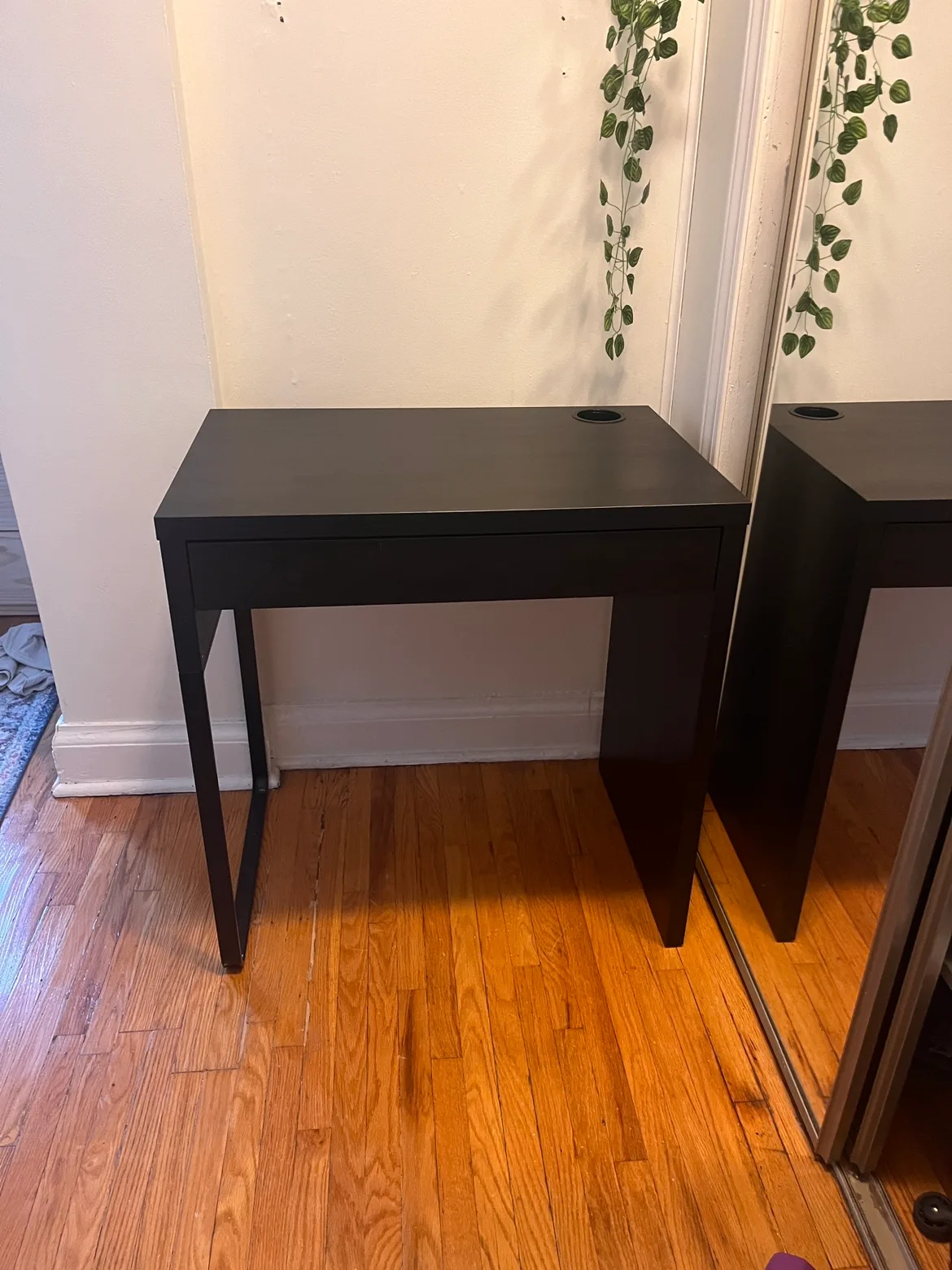 MICKE IKEA Desk in Amazing Condition thumbnail