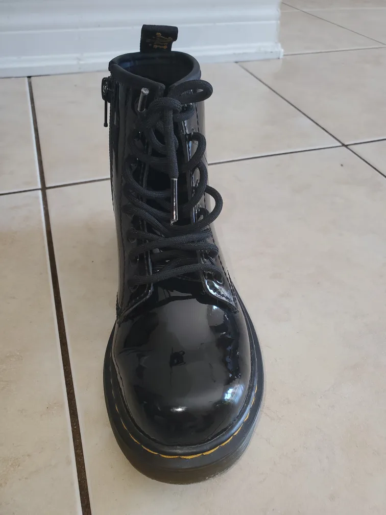 Dr. Martens Patent Boots Size 13 US-Youth image indicator(6)