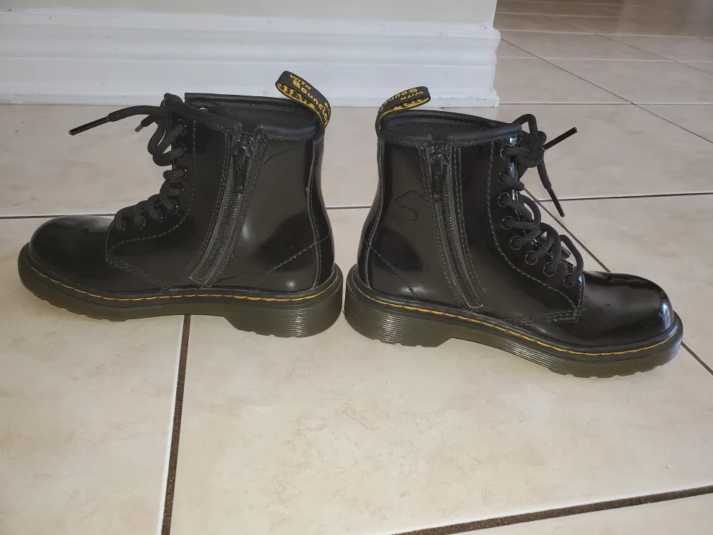 Dr. Martens Patent Boots Size 13 US-Youth image indicator(9)