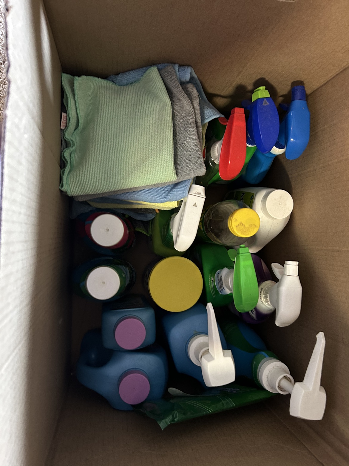Huge box of cleaning supplies #freecycle - photo 2