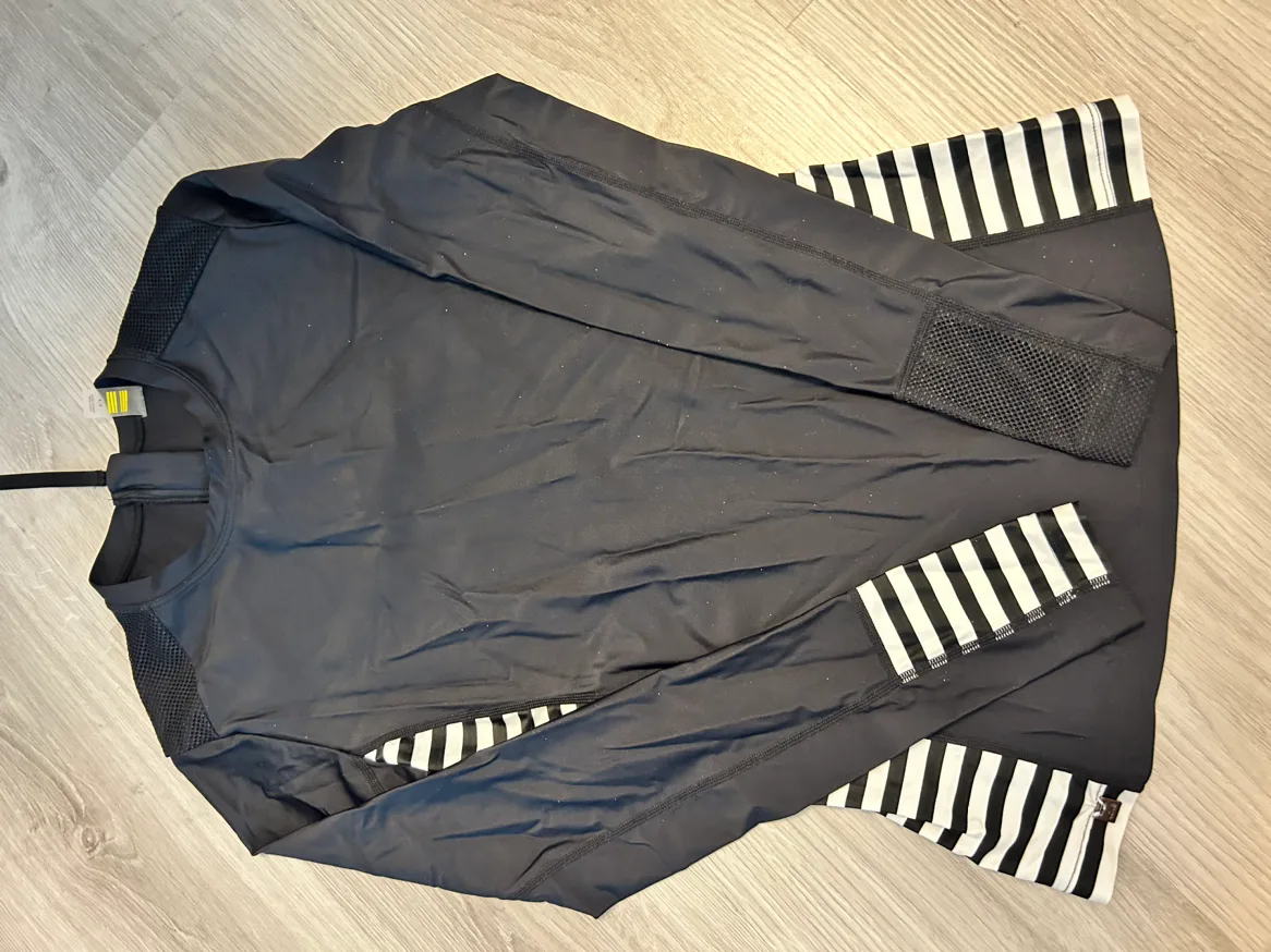 Lolë athletic long sleeve image indicator(4)