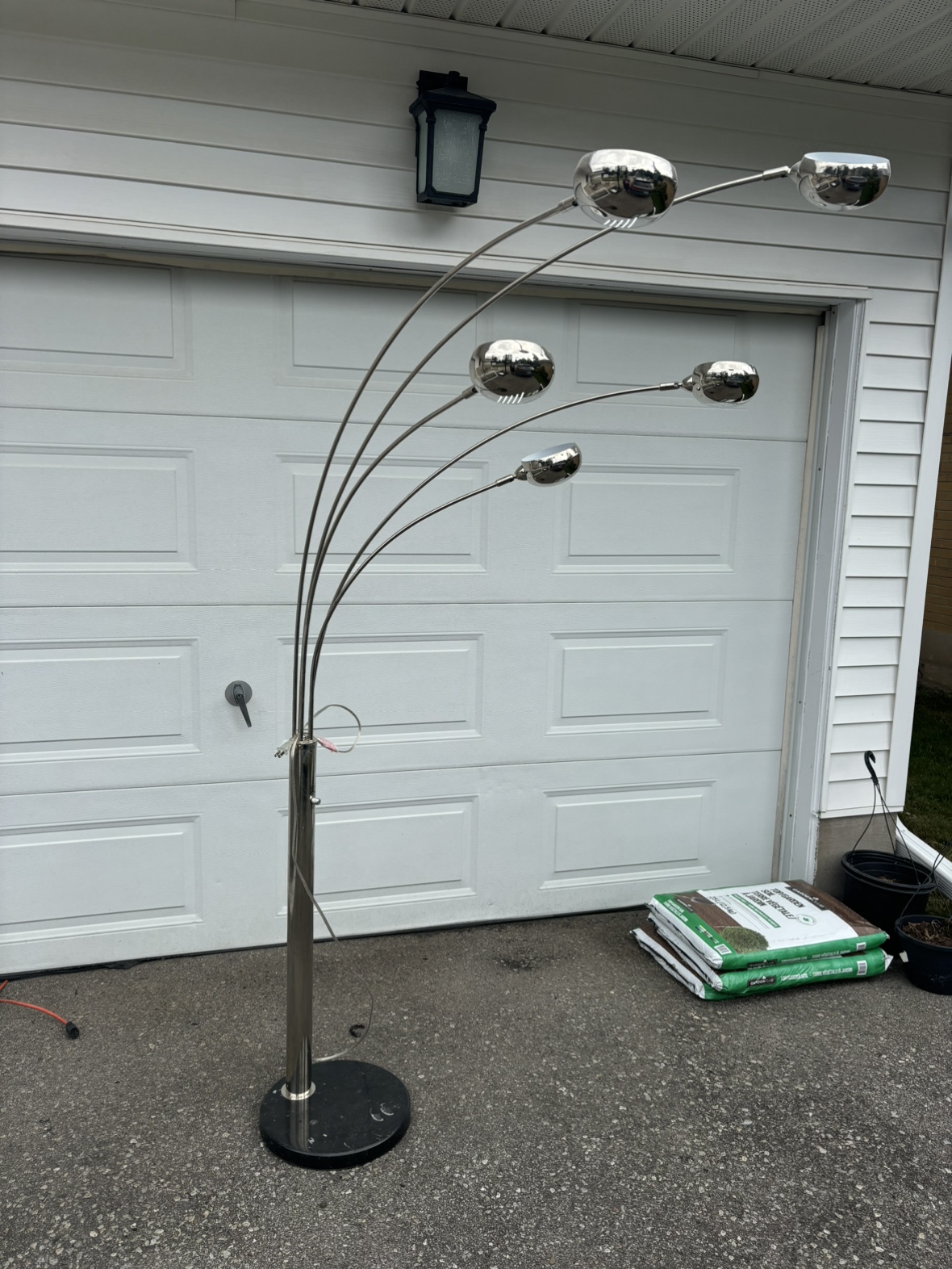 6’ tall living room lamp. - photo 2