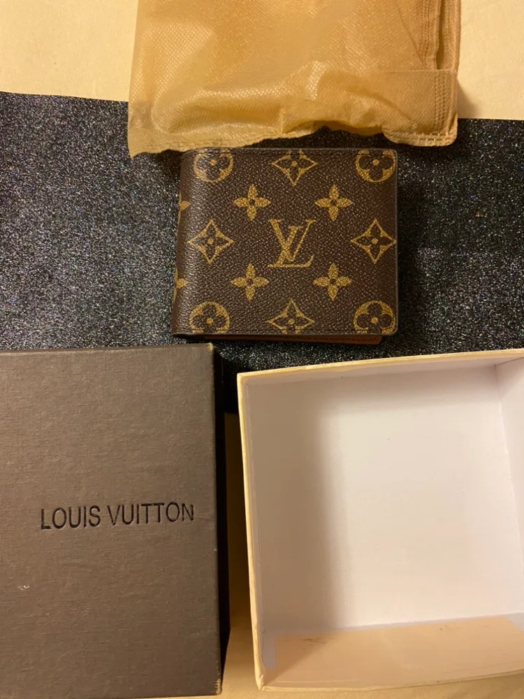 Louis Vuitton Men's Wallet image indicator(4)