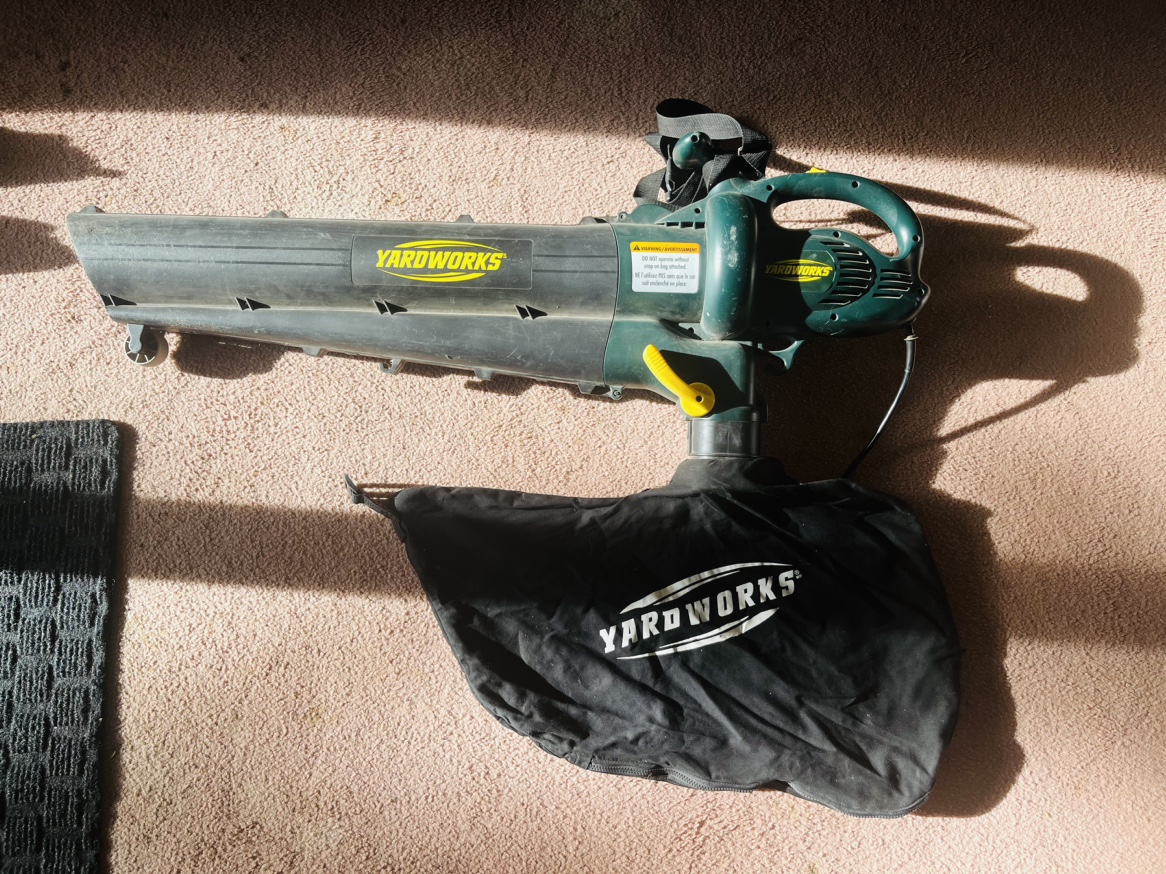 Leaf blower / Vacuum with bag, Yardworks
