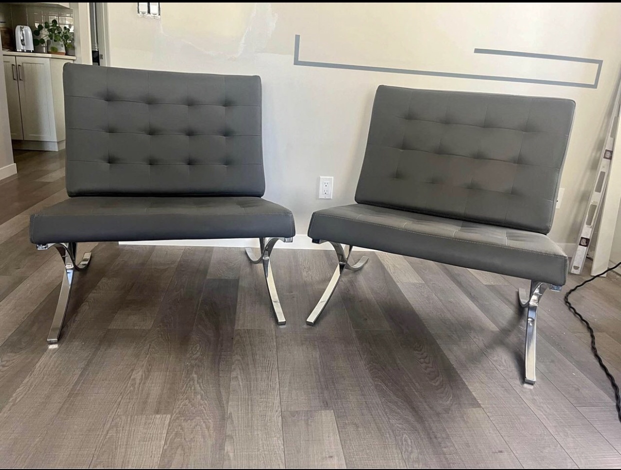 2 Barcelona Chairs