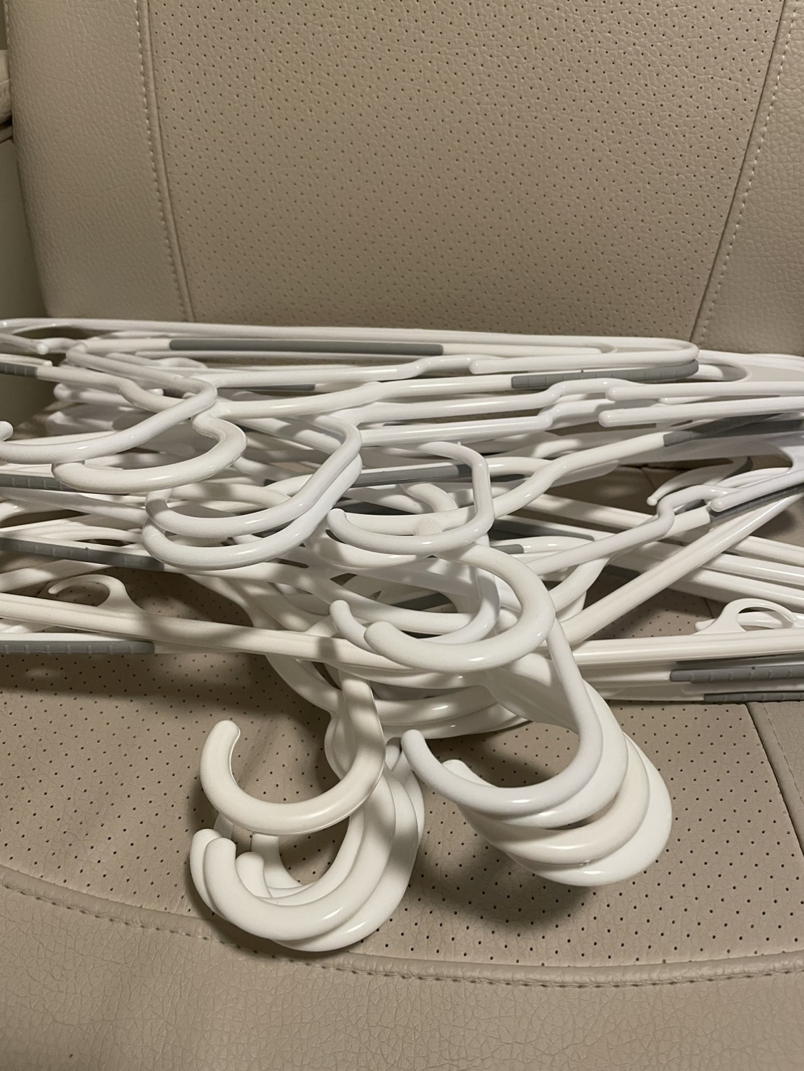 18 Plastic Hangers - photo 2
