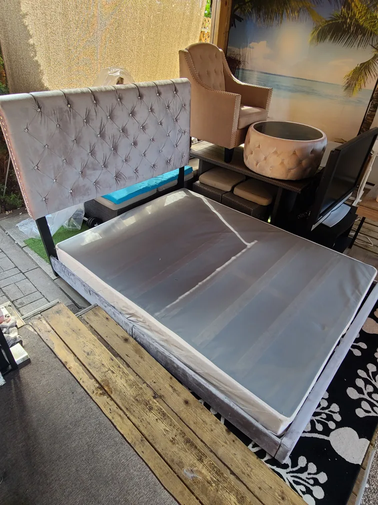 🇨🇦 Queen size bedframe with boxspring thumbnail