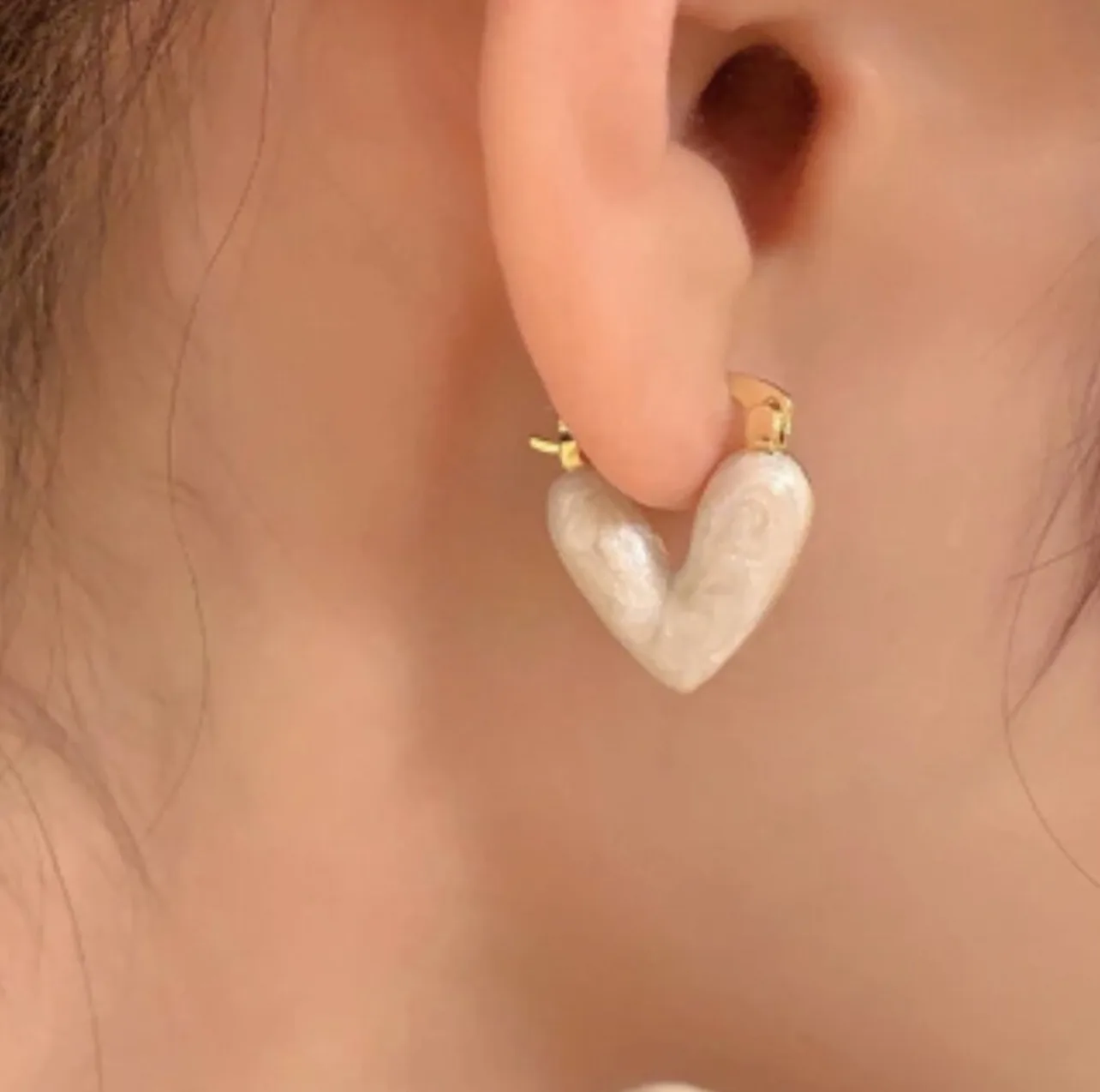 White Heart Hoop Earrings image indicator(3)