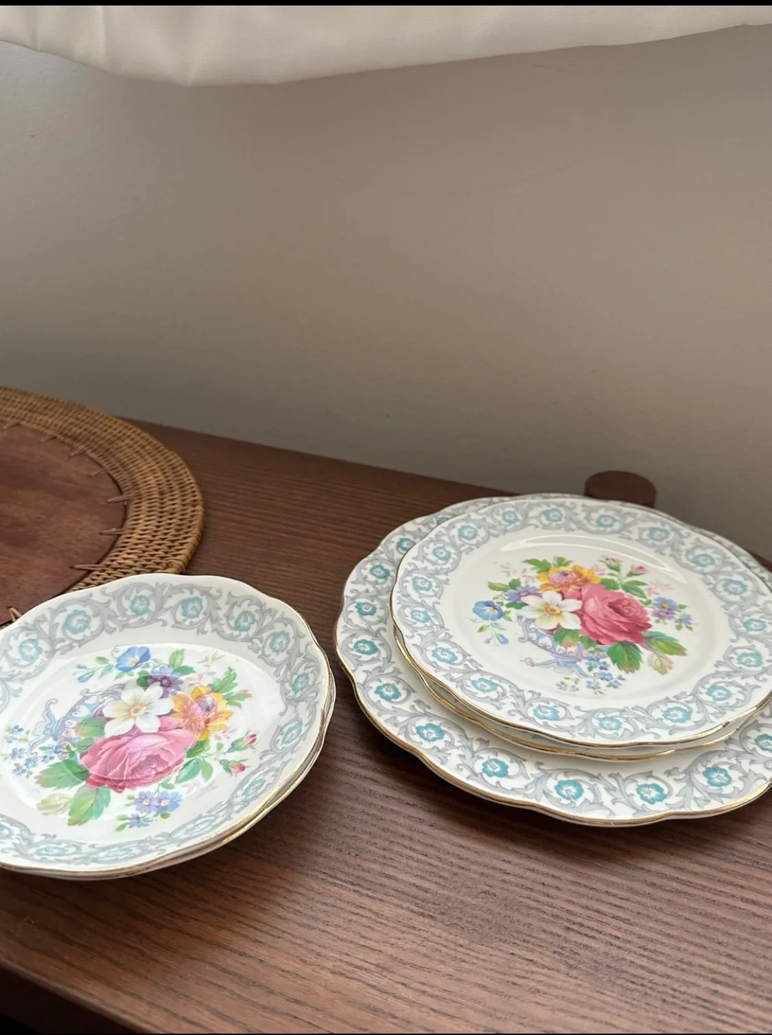 Vintage Royal Albert Bone China England saucers & plates set image indicator(2)