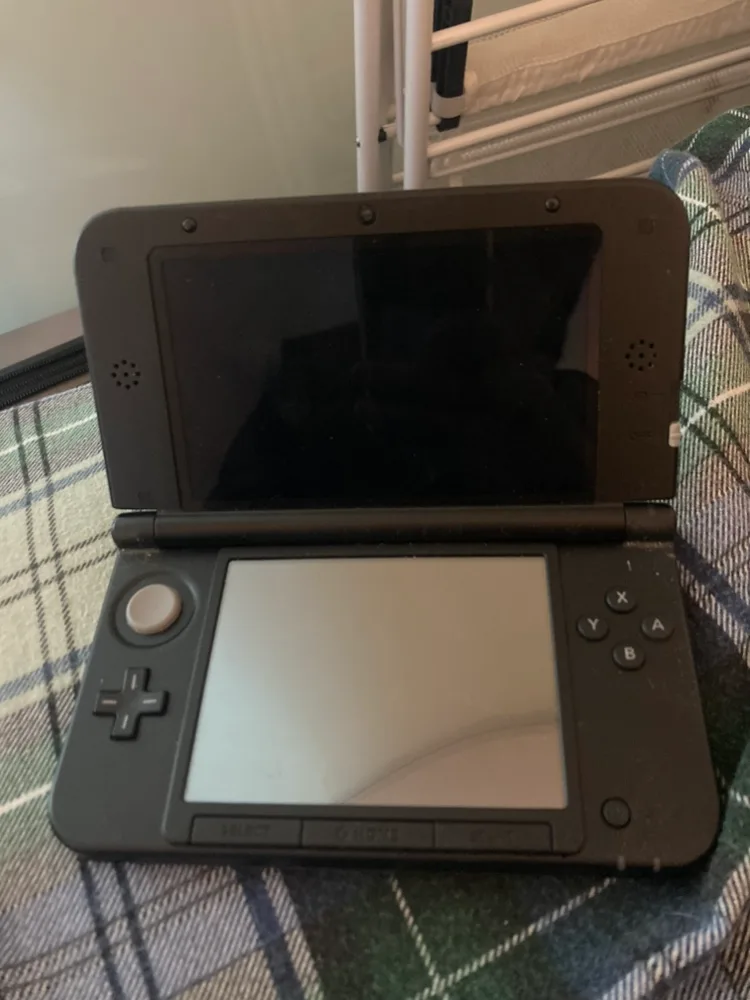 Nintendo 3DS XL Black with games image indicator(2)