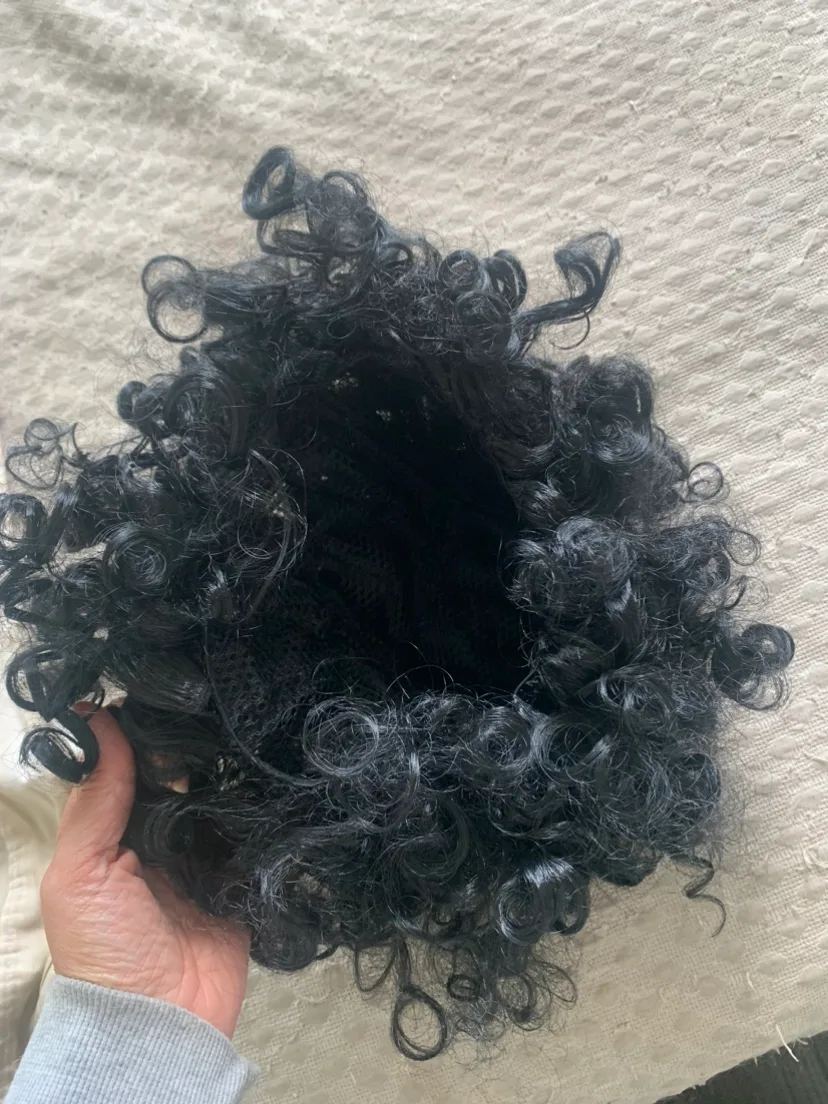 Black curly wig for Halloween image indicator(3)