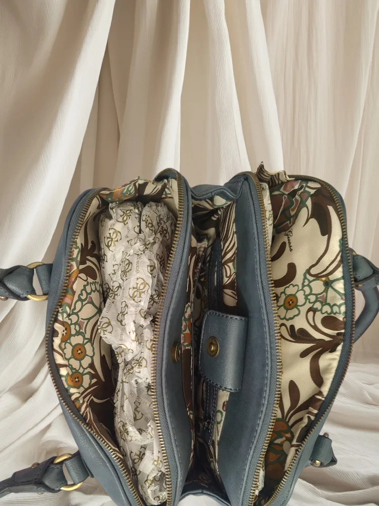 Guess Handbag, new image indicator(4)