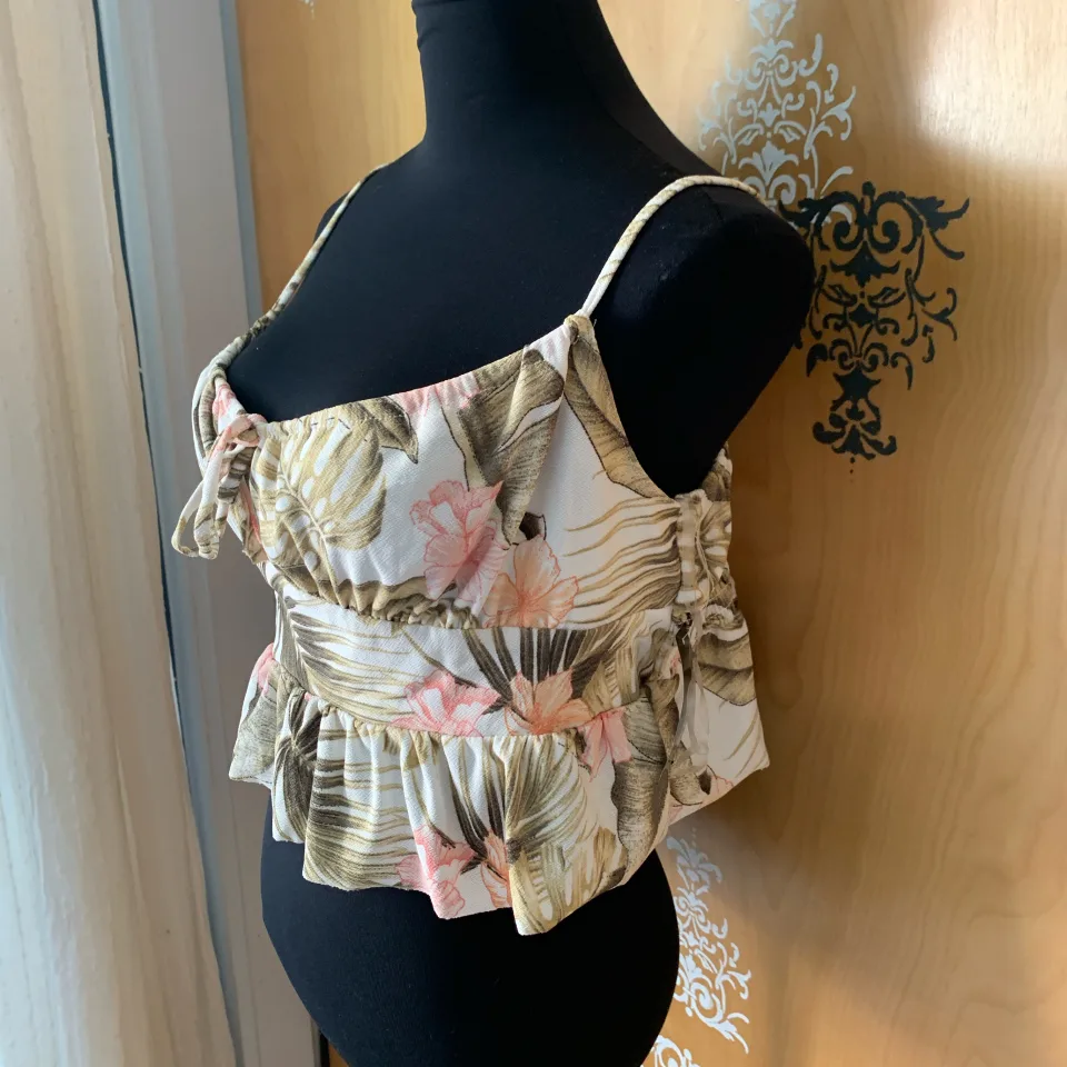 NEW Spaghetti Strap Crop Top image indicator(5)