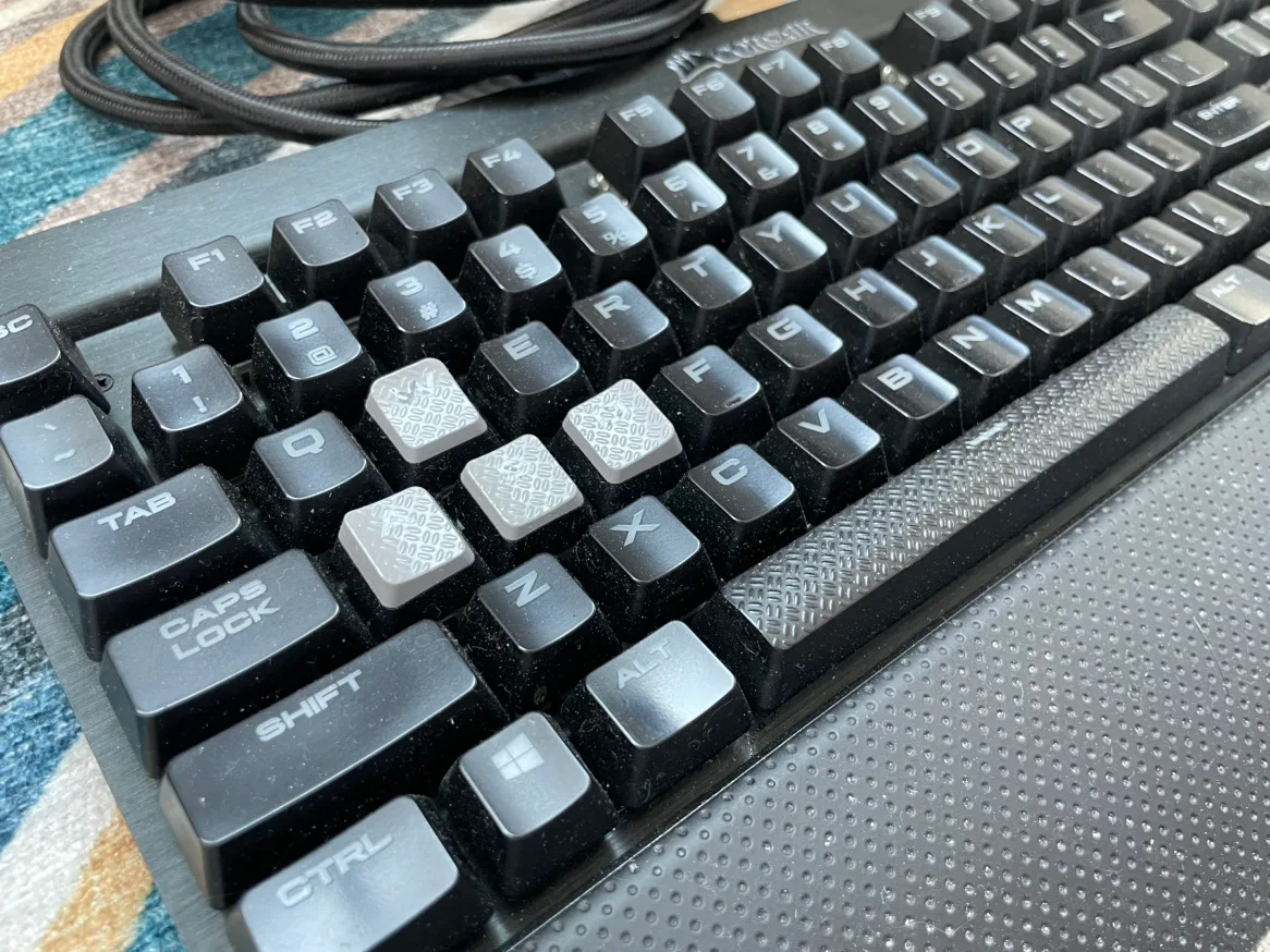 Corsair K70 RGB Mechanical Keyboard image indicator(4)