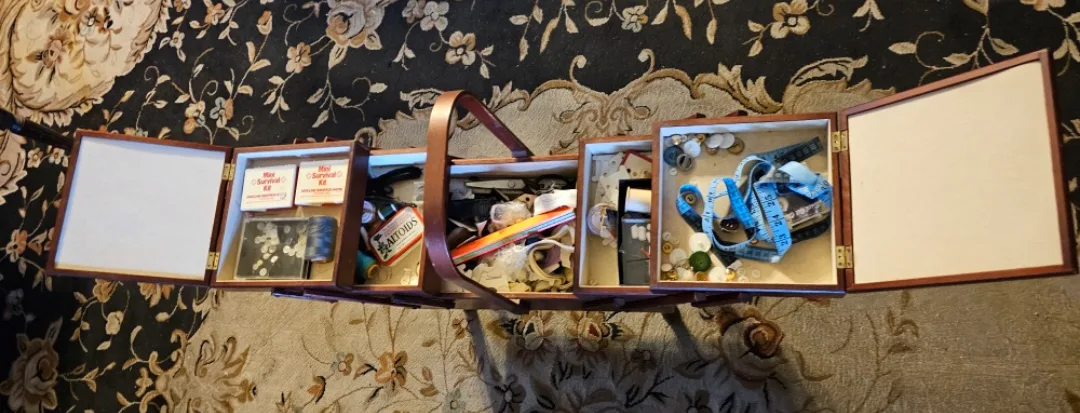 Vintage Wooden Sewing Box image indicator(3)