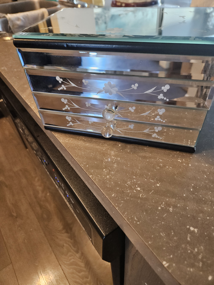 Jewelry box