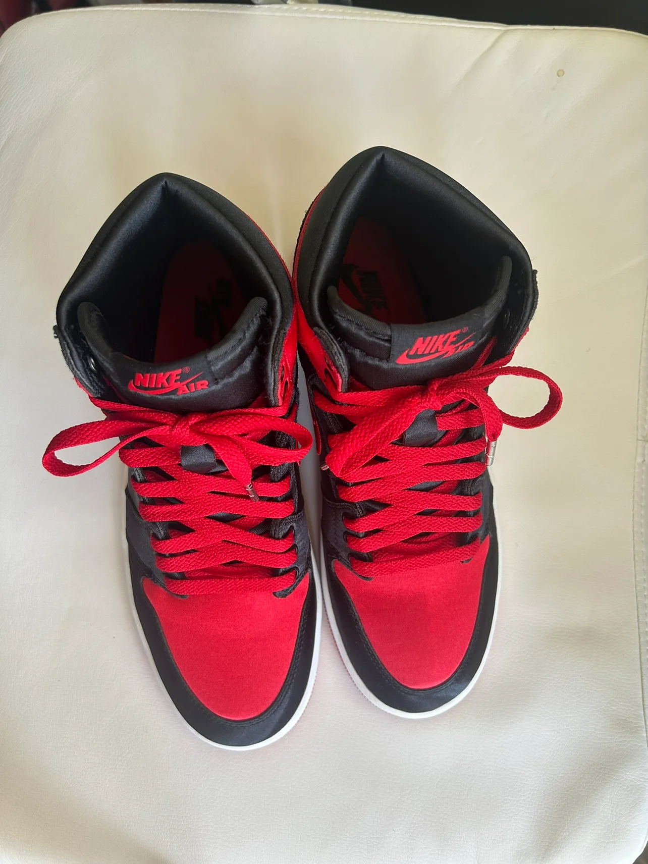 Wmns Air Jordan 1 Retro High OG 'Satin Bred' 2023 image indicator(4)