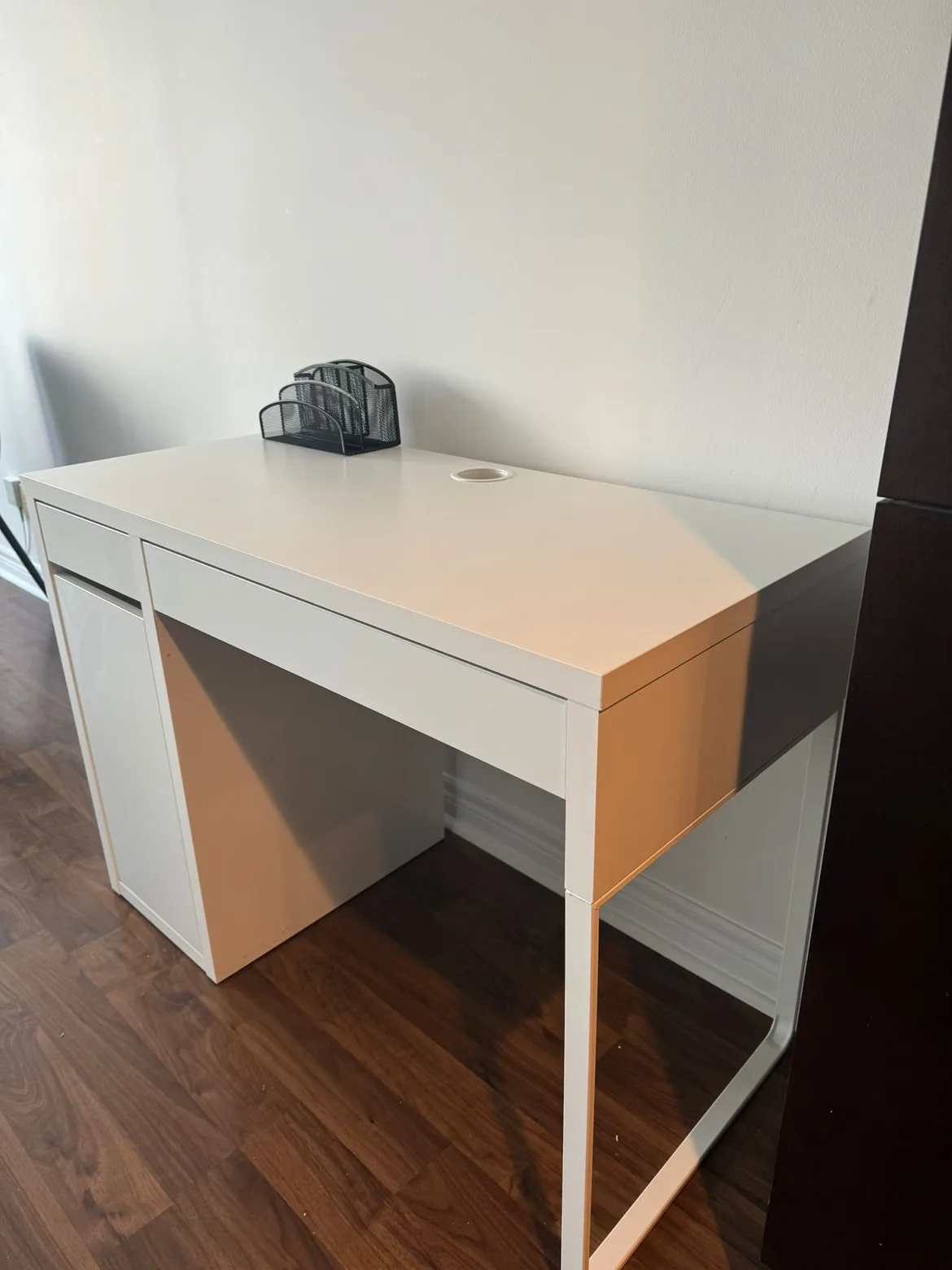 IKEA Micke White Desk with chair image indicator(5)