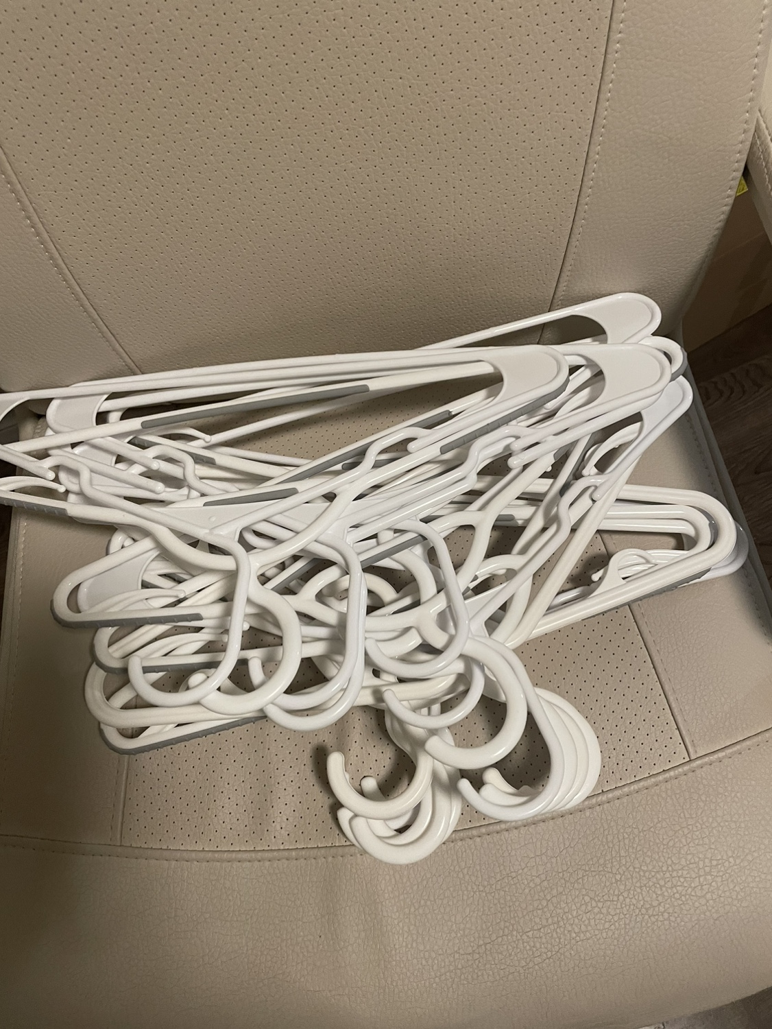 18 Plastic Hangers