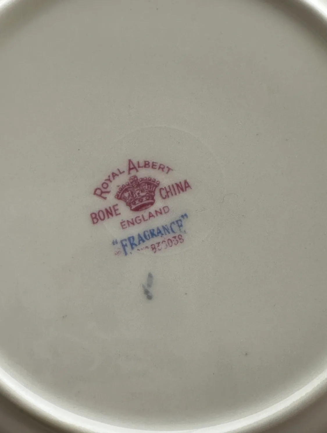 Vintage Royal Albert Bone China England saucers & plates set image indicator(6)