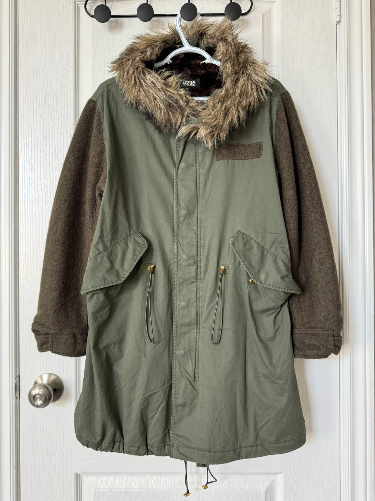 izzue Women’s Green Winter Parka with fleece lining image indicator(2)