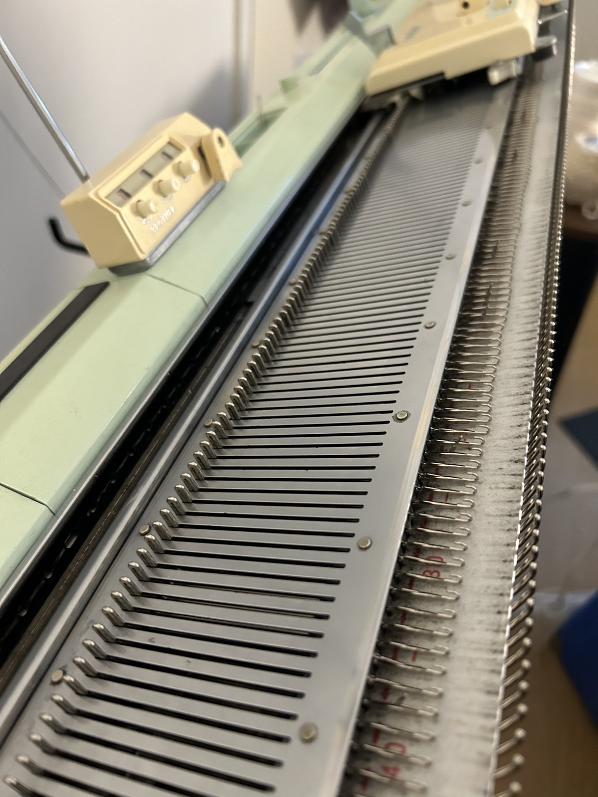 Brother KH-836 Knitting Machine - photo 3