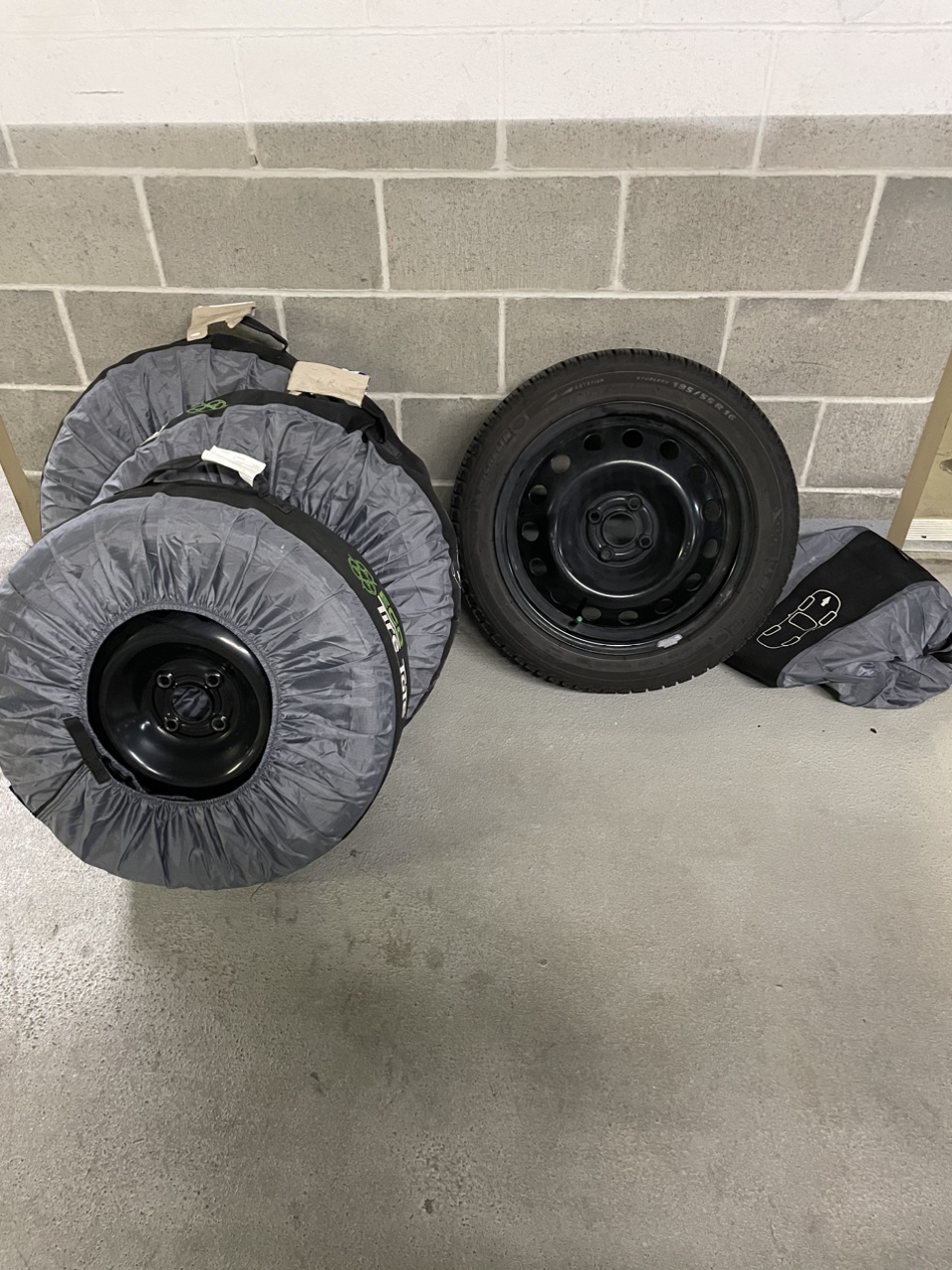Pick up before 24/9Michelin 185/55R16 Winter Tires