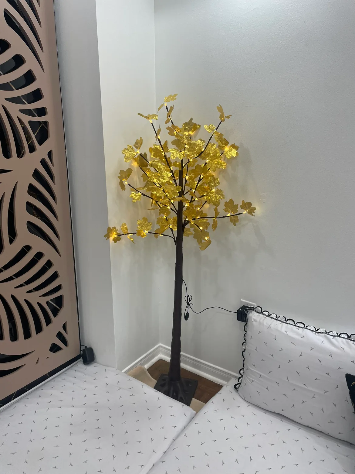 Golden maple leaf Tree with Lights image indicator(2)