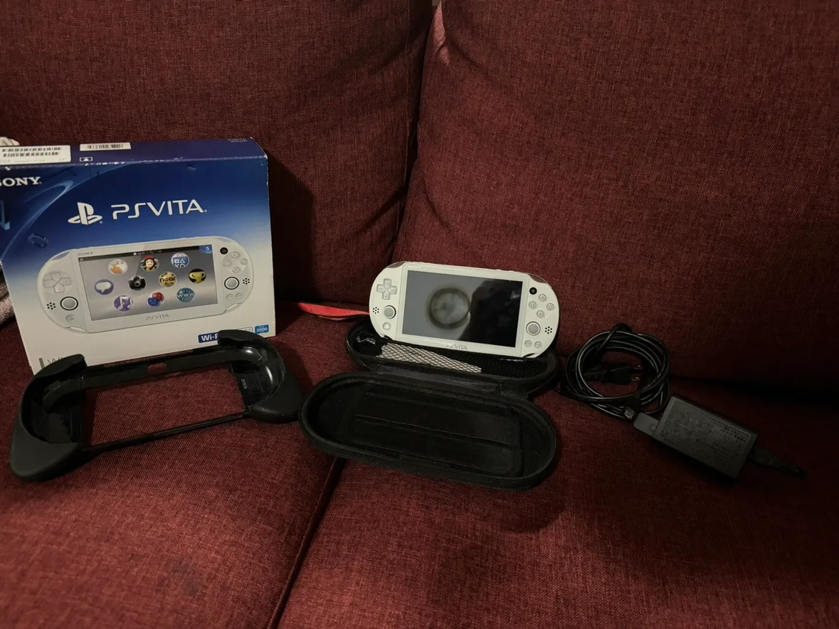 PS Vita Slim (White, Japanese Edition, Modded) thumbnail