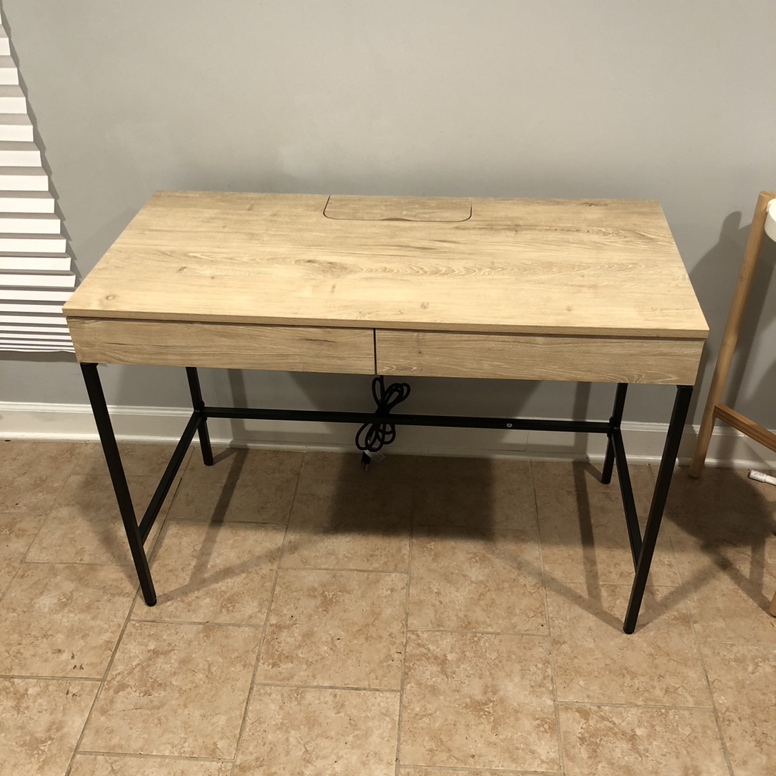 Desk with 2 drawers and USB ports for charging