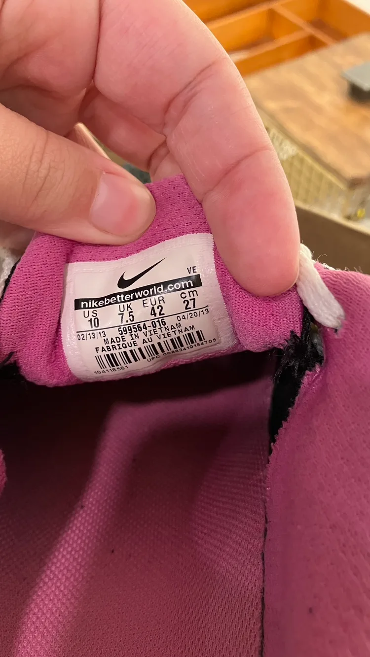 Running shoes (US 10) image indicator(4)