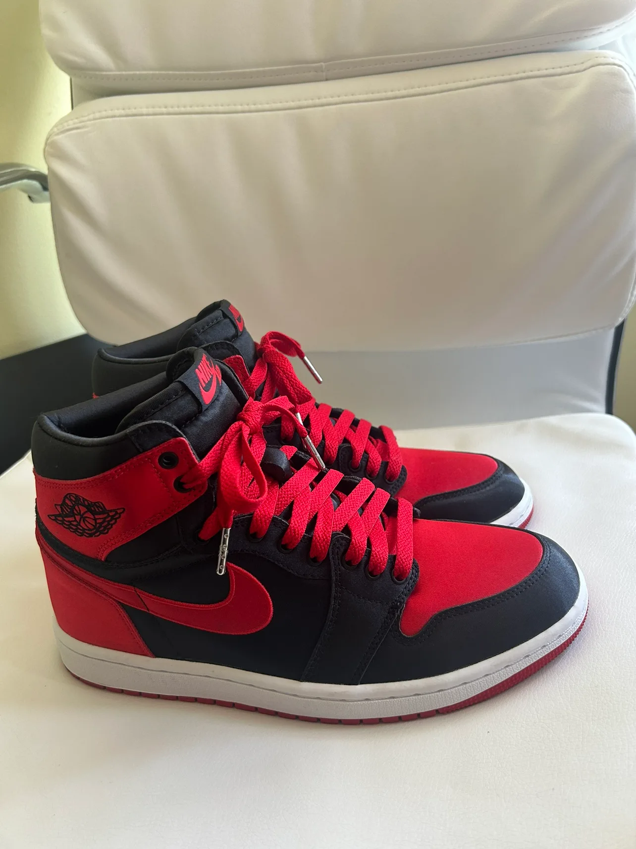 Wmns Air Jordan 1 Retro High OG 'Satin Bred' 2023 image indicator(2)