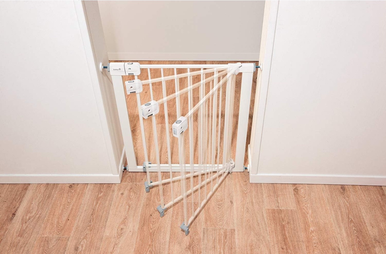 Moving Sale - Safety 1st Easy Install Gate with Wall Protector - photo 2