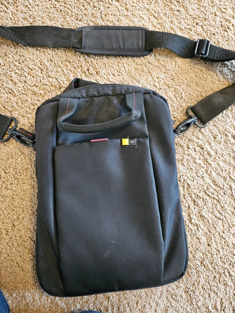 Black Case Logic Tablet or Laptop Bag image indicator(2)