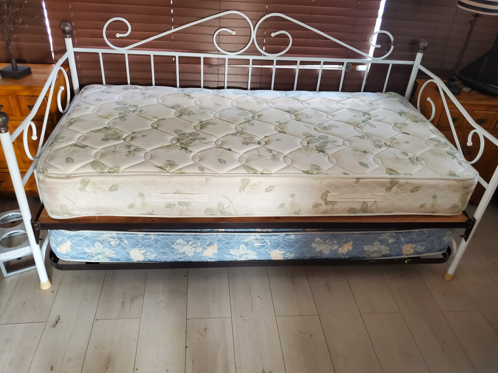 White Metal Daybed with Mattress and Trundle