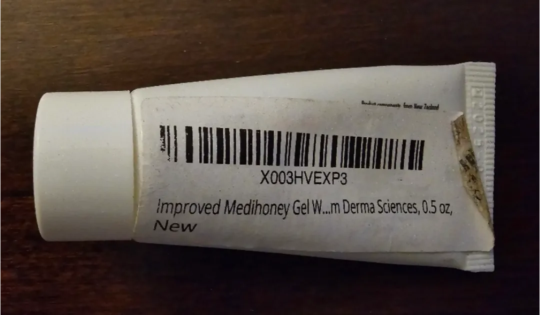 Bundle multiple Nail Polish + lipsticks image indicator(8)