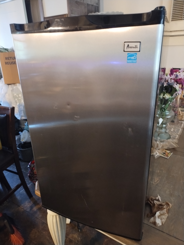 Avanti Mini Fridge 19x19x32 comes with free 32 in TV - photo 3