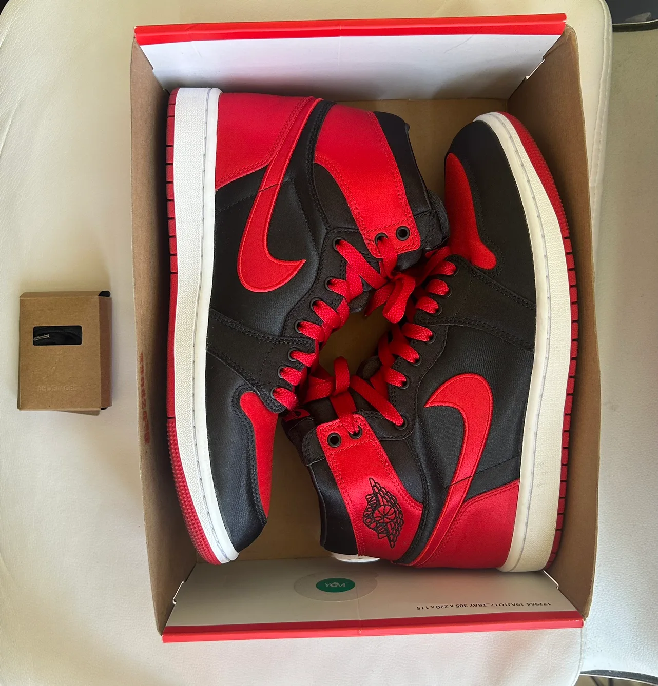 Wmns Air Jordan 1 Retro High OG 'Satin Bred' 2023 thumbnail