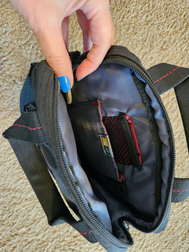 Black Case Logic Tablet or Laptop Bag image indicator(4)