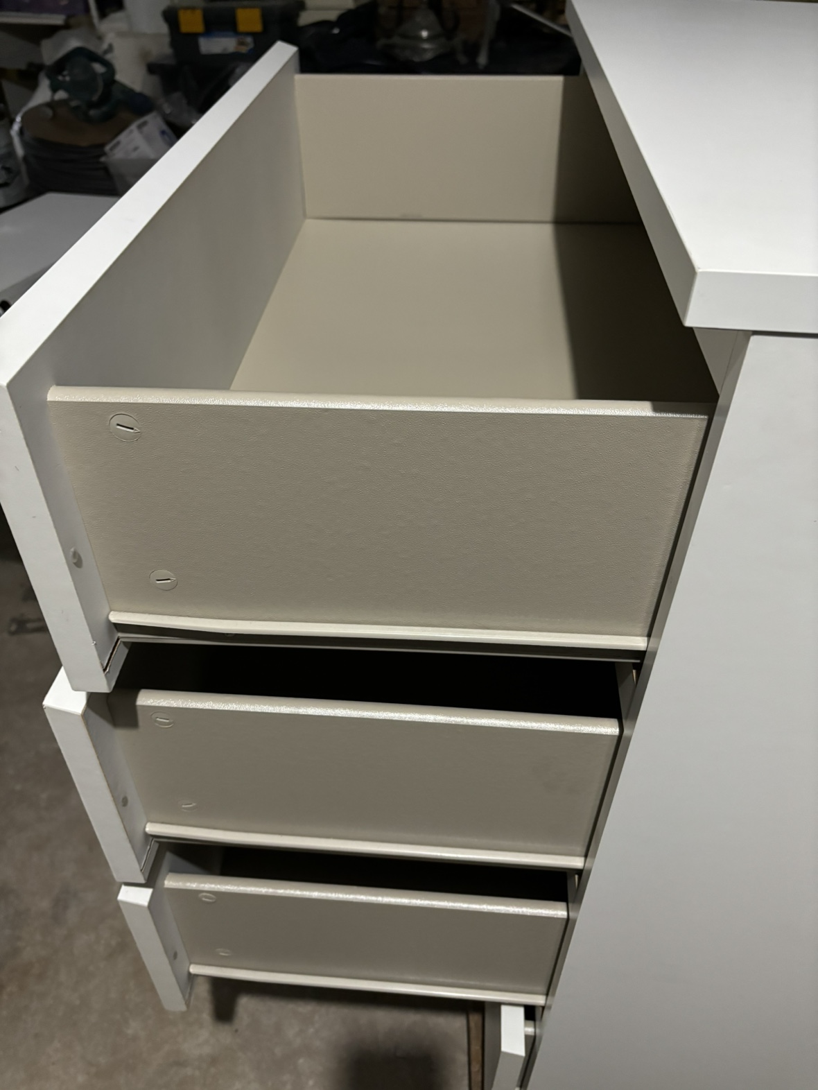 White 4 Drawer Dresser $75 - photo 2