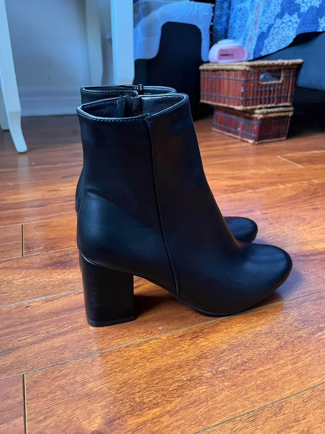 Women’s Black Boots image indicator(3)