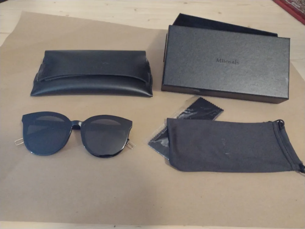 Black pair of Sunglasses Anti UVA and Anti-UVB image indicator(2)